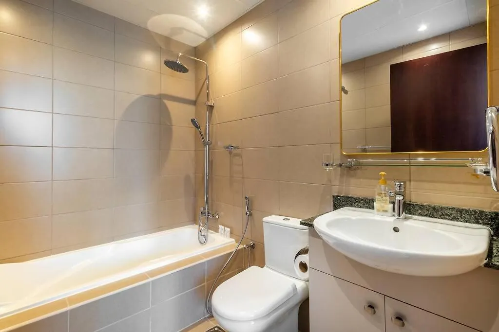 Stunning Skyline Lakeview Apartment Dubai