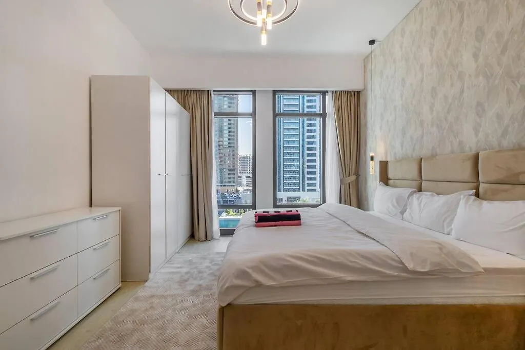 Stunning Skyline Lakeview Apartment Dubai