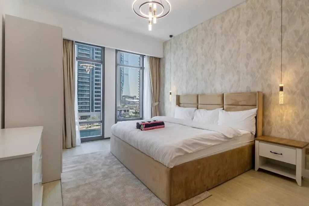 Stunning Skyline Lakeview Apartment Dubai