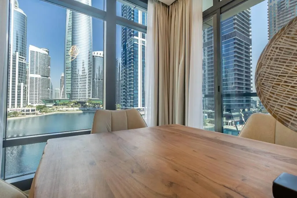 Stunning Skyline Lakeview Apartment Dubai