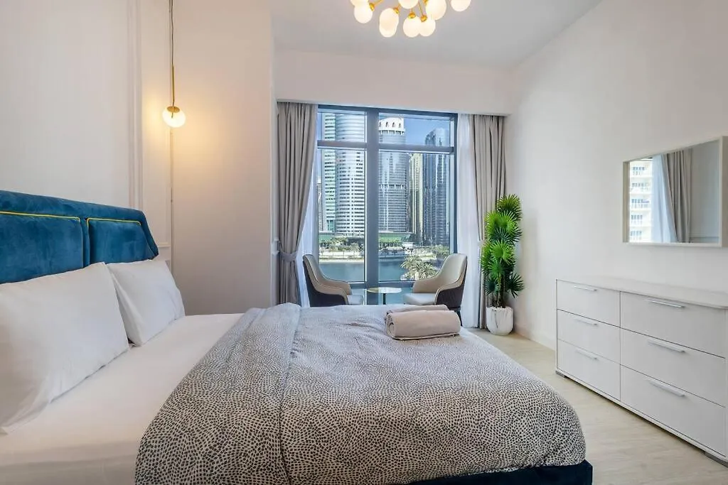 Stunning Skyline Lakeview Apartment Dubai