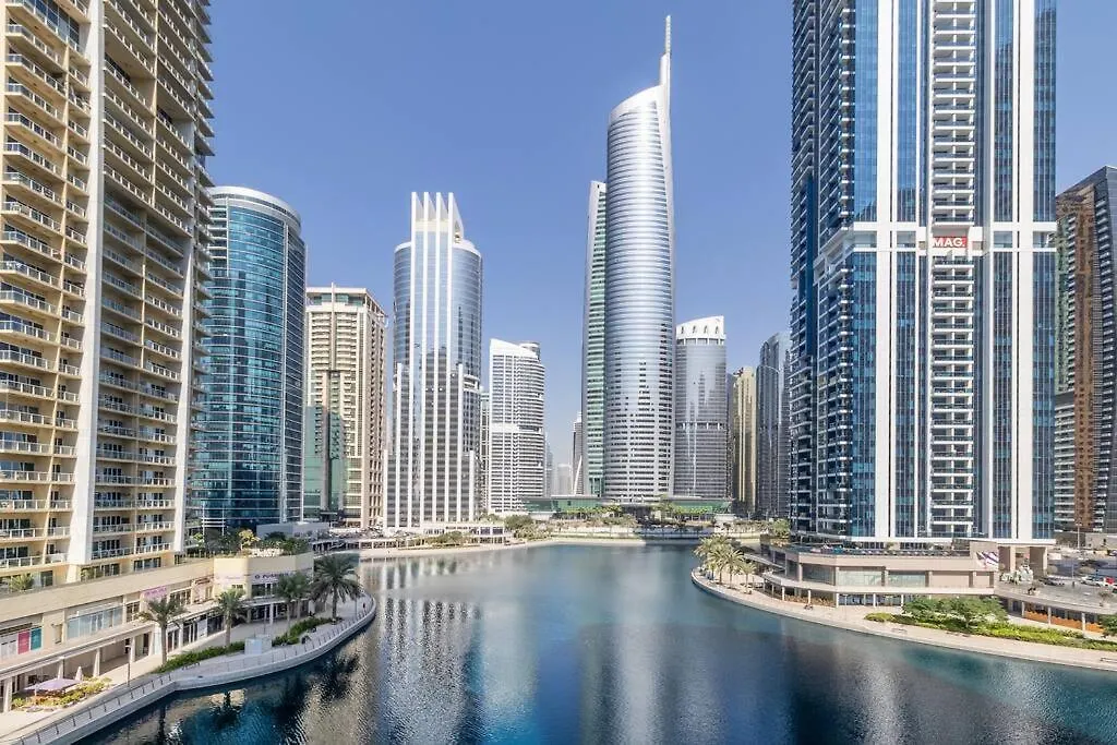 Stunning Skyline Lakeview Apartment Dubai